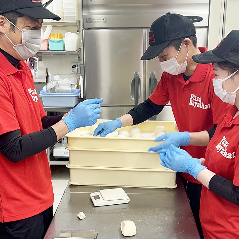 さらに、美味しいピザ生地をお客様にお召し上がりいただくため、24時間以上の長時間熟成発酵を行い、経験を積んだスタッフが発酵状態を確認し、おいしさをキープしています。